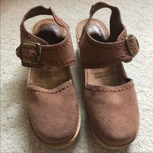 ISO Sam and Libby clogs